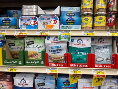 Woodinville, WA USA - Aralık 2022: Bir Haggen marketinde satılan paketlenmiş deniz mahsulleri ürünlerine yakından bakın.