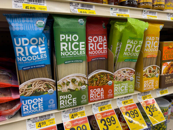 Woodinville, WA USA - около декабря 2022 года: Закрыть вид на сухую азиатскую лапшу для продажи в продуктовом магазине.