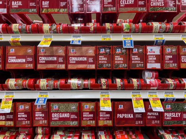 Woodinville, WA USA - Aralık 2022: McCormick baharatlarının bir markette satışa sunulması.