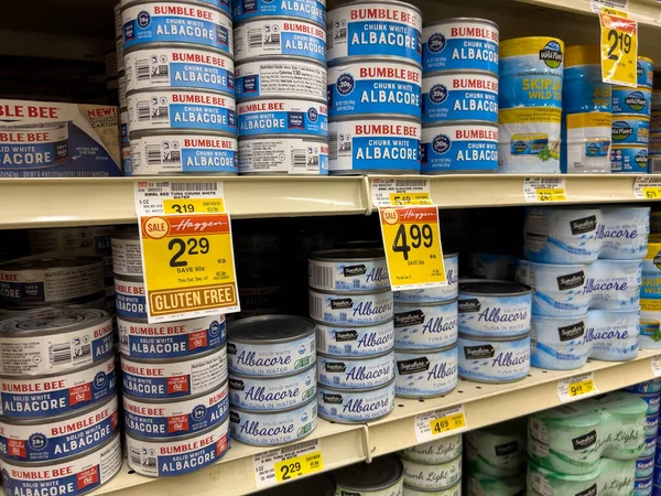 Woodinville, WA USA - Aralık 2022: Haggen 'deki bir markette satılık konserve deniz mahsullerinin yakın görüntüsü.