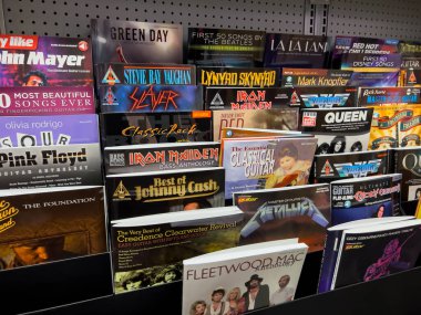 Redmond, WA USA - 2022 dolaylarında: Bir Gitar Merkezi mağazasında satılık müzik sayfası şarkı kitaplarının yakın görüntüsü.