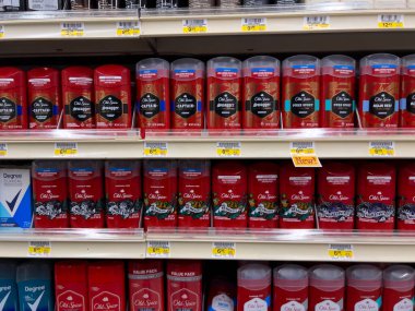 Snohomish, WA USA - Kasım 2022: Haggen bakkalında satılan Old Spice ürünlerine yakından bakın.