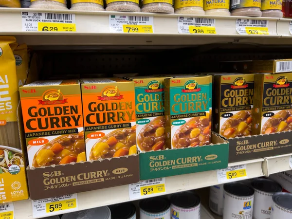 Seattle, WA USA - Kasım 2022: Bir markette satılık köri karışımının yakın görüntüsü.