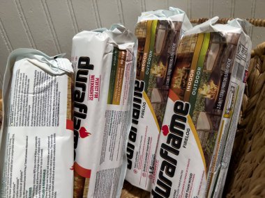 Seattle, WA USA - Kasım 2022: Yurtiçi bir evin içindeki Duraflame yangın kayıtlarına yakından bakın.