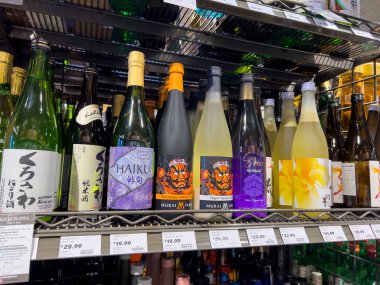 Mill Creek, WA USA - Nisan 2022: Bir kasaba ve ülke bakkalının likör bölümünde satılık çeşitli sake çeşitlerine odaklı