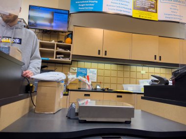 Lynnwood, WA USA - Aralık 2022: UPS paketleme ve nakliye mağazasının içi geniş bir görünüm.