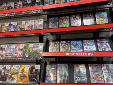 Seattle, WA USA - Aralık 2022: Bir GameStop oyun mağazasında satılık kullanılmış video oyunlarına seçici odaklanma.