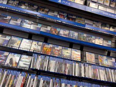 Seattle, WA USA - Aralık 2022: Bir GameStop oyun mağazasında satılık kullanılmış video oyunlarına seçici odaklanma.