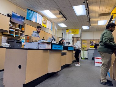 Lynnwood, WA USA - Aralık 2022: UPS paketleme ve nakliye mağazasının içi geniş bir görünüm.