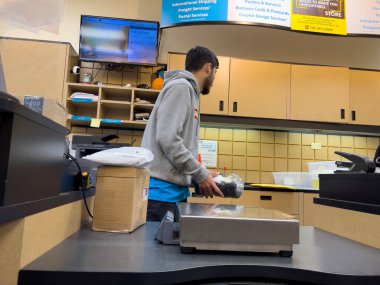 Lynnwood, WA USA - Aralık 2022: UPS paketleme ve nakliye mağazasının içi geniş bir görünüm.