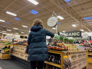 Mill Creek, WA USA - Aralık 2022: Sprouts Farmers Market 'te alışveriş yapan insanların geniş görünümü.