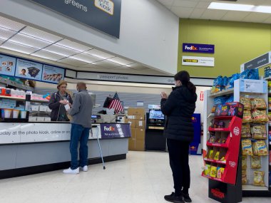 Seattle, WA USA - Ekim 2022: Walgreens fotoğraf merkezinde alışveriş yapan insanların geniş görünümü.