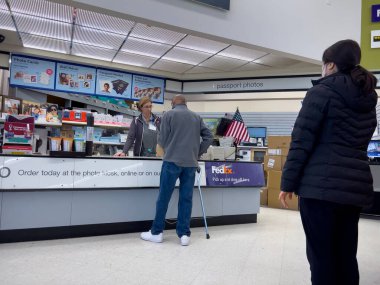 Seattle, WA USA - Ekim 2022: Walgreens fotoğraf merkezinde alışveriş yapan insanların geniş görünümü.