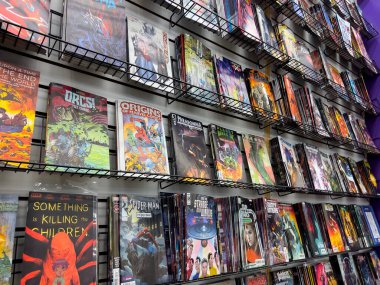 Lynnwood, WA USA - Ocak 2023: Phantom Zone Comics mağazasındaki popüler çizgi romanlara yakından bakmak.