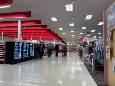 Woodinville, WA USA - Kasım 2022: Hedef perakende mağazasından alışveriş yapan insanların geniş görünümü.