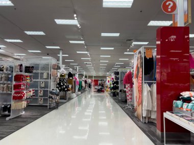 Woodinville, WA USA - Kasım 2022: Hedef perakende mağazasından alışveriş yapan insanların geniş görünümü