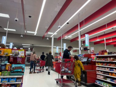 Woodinville, WA USA - Kasım 2022: Hedef perakende mağazasının içindeki kasayı kullanan insanların geniş görünümü.