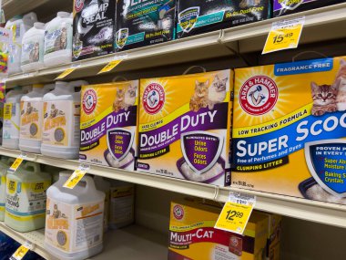 Woodinville, WA USA - Aralık 2022: Bir markette satılık Kol ve Çekiç kedi kumu manzarası.