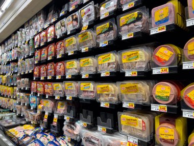 Lynnwood, WA USA - Şubat 2023: QFC marketinde satılık sandviç eti manzarası.