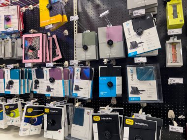 Lynnwood, WA USA - Aralık 2022: Hedef perakende mağazasında satılık tablet koruyucu kutulara yakın görüş.