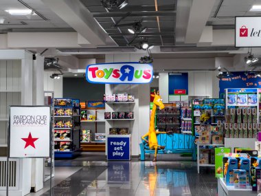 Bellevue, WA USA - Şubat 2023: Macys mağazasının içindeki Oyuncaklar R Us bölümünün geniş görünümü.