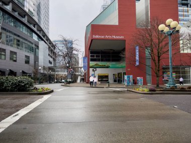 Bellevue, WA USA - Şubat 2023: Bellevue Sanat Müzesi önündeki yaya geçidine geniş görüş.