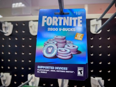 Lynnwood, WA USA - Şubat 2023: Hedef perakende mağazasında satılık Fortnite V Bucks kartlarının yakın görüntüsü.