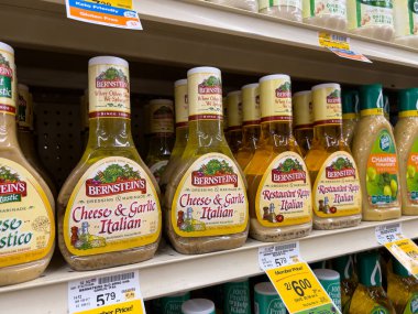 Seattle, WA USA - Şubat 2023: Safeway 'deki bir markette satılık salata sosu manzarası.