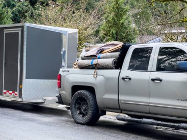 Seattle, WA USA - Şubat 2023: Eski halı geniş görünümü yırtılmış ve dışarıda bir kamyona yüklenmiş