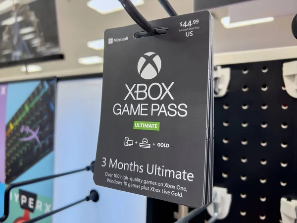 Lynnwood, WA USA - Şubat 2023: Hedef perakende mağazasında satılık bir Xbox Game Pass kartının yakın görüntüsü.