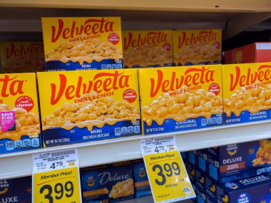 Seattle, WA USA - Şubat 2023: Safeway 'deki bir markette satılık Velveeta kutulu peynirin yakın görüntüsü.