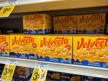 Seattle, WA USA - Şubat 2023: Safeway 'deki bir markette satılık Velveeta kutulu peynirin yakın görüntüsü.