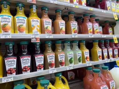 Lynnwood, WA USA - Şubat 2023: Safeway 'deki bir markette satılık soğutulmuş meyve sularına yakından bakın.