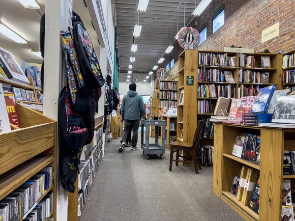 美国西澳大利亚雷德蒙德 2022年12月左右 人们在半价书店购物的全景 — 图库照片
