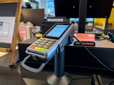 Yerel bir kafe içerisindeki bir kart okuyucu terminaline seçici odak