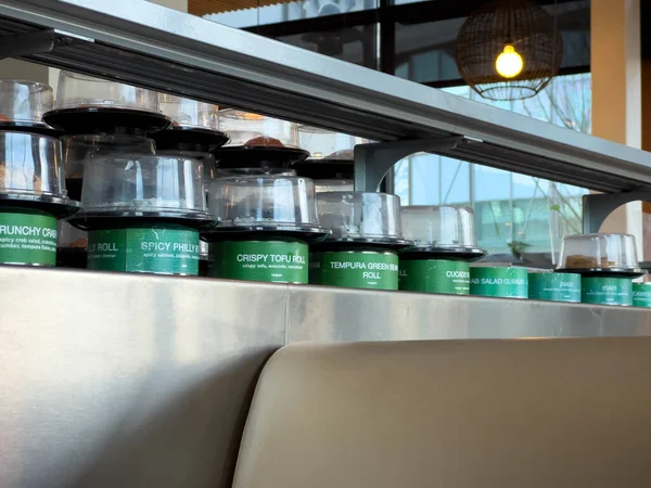 Vista Sushi Recién Hecho Una Cinta Transportadora Dentro Restaurante Tren — Foto de Stock