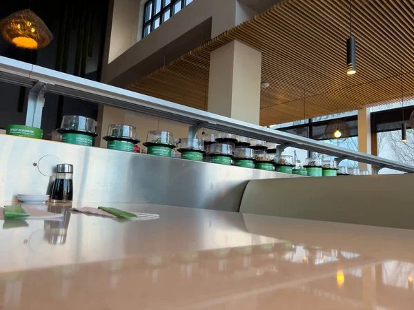 Frissen Készített Sushi Látványa Szállítószalagon Egy Sushi Vonat Éttermében — Stock Fotó