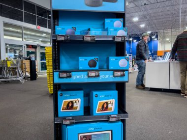 Seattle, WA USA - Ocak 2023: Best Buy mağazasında satılık Amazon Echo ürünlerinin yakın görüntüsü.