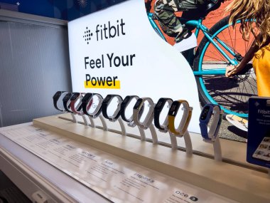 Seattle, WA USA - Ocak 2023: Best Buy mağazasında satılık Fitbit ürünlerinin yakın görüntüsü.