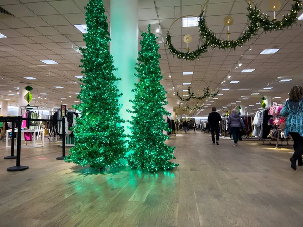 リンウッド Usa 2022年12月頃 クリスマス時にオルダーウッドモールで買い物をする人々の広い視野 — ストック写真