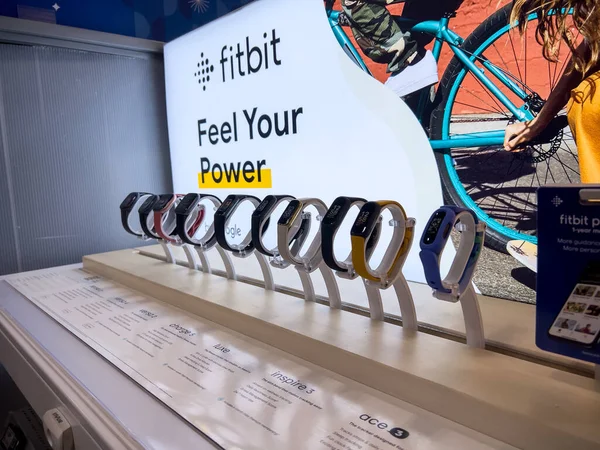 Seattle, WA USA - Ocak 2023: Best Buy mağazasında satılık Fitbit ürünlerinin yakın görüntüsü.