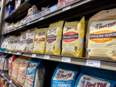 Lynnwood, WA USA - Mart 2023: Bobs Red Mill un ürünlerinin bir kasaba ve ülke pazarında satışı üzerine seçici odaklanma.