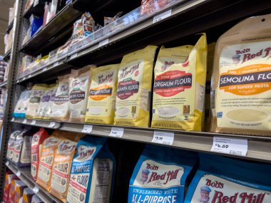 Lynnwood, WA USA - Mart 2023: Bobs Red Mill un ürünlerinin bir kasaba ve ülke pazarında satışı üzerine seçici odaklanma.