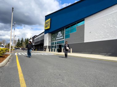 Lynnwood, WA USA - Mart 2023: Best Buy perakende mağazasının girişinin geniş görünümü.