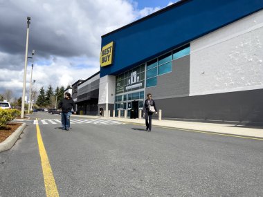 Lynnwood, WA USA - Mart 2023: Best Buy perakende mağazasının girişinin geniş görünümü.