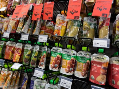 Lynnwood, WA USA - Mart 2023: Bir kasaba ve ülke pazarında satılık bebek maması torbaları geniş bir görünüm.