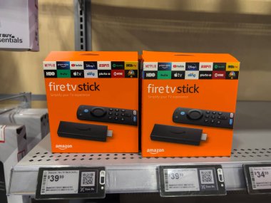 Lynnwood, WA USA - Mart 2023: Best Buy mağazasında satılık Amazon Fire TV Sticks 'in yakın görüntüsü.