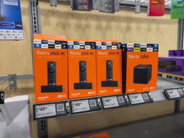 Lynnwood, WA USA - Mart 2023: Best Buy mağazasında satılık Amazon Fire TV Sticks 'in yakın görüntüsü.