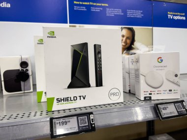 Lynnwood, WA USA - Mart 2023: Bir Best Buy mağazasında satışta olan uzaktan kumandalı TV medya ürünlerine yakından bakın.