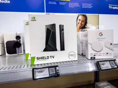 Lynnwood, WA USA - Mart 2023: Bir Best Buy mağazasında satışta olan uzaktan kumandalı TV medya ürünlerine yakından bakın.